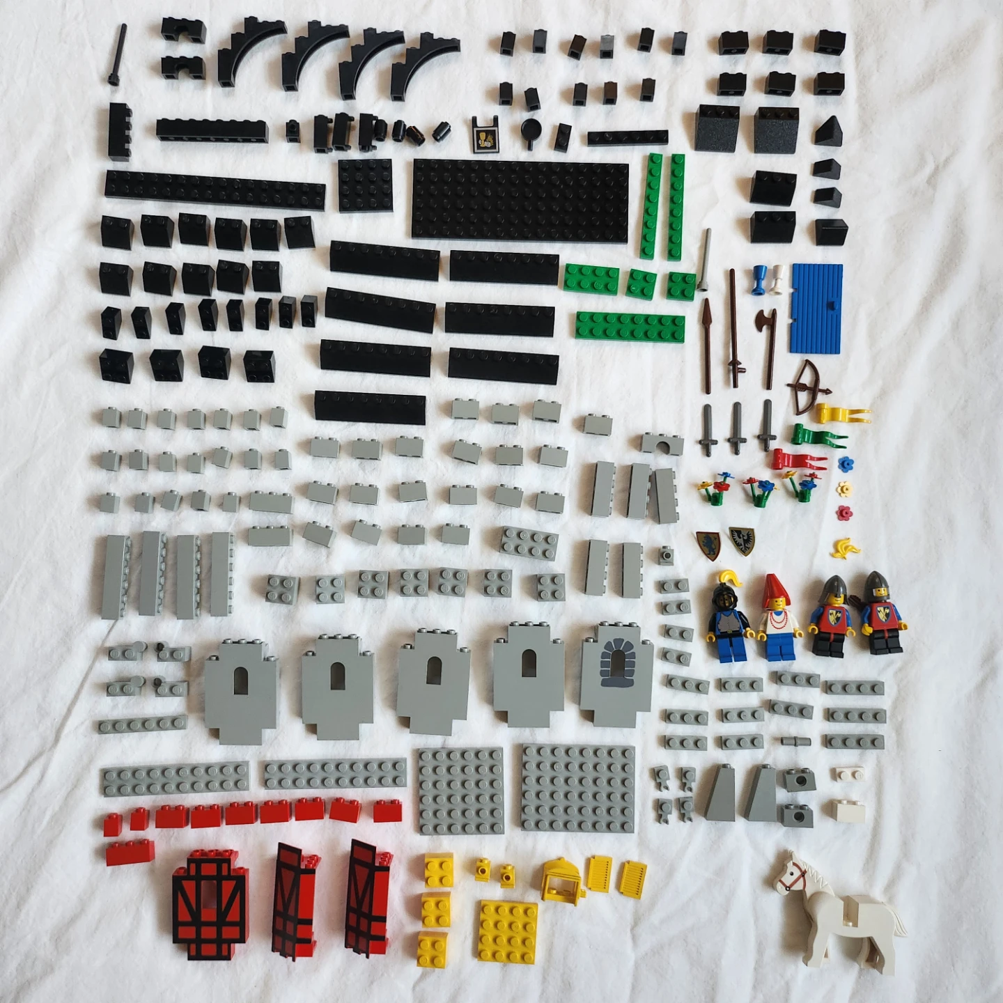 Vintage LEGO 6067 Guarded Inn Complete - photo 5