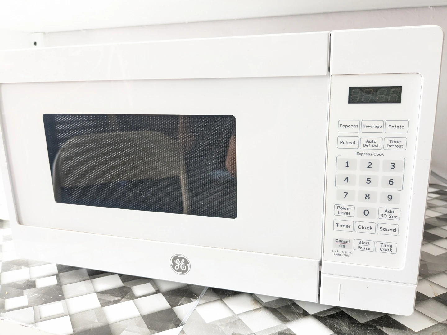GE 7.0 Cu Ft Countertop Microwave with Cooking Controls