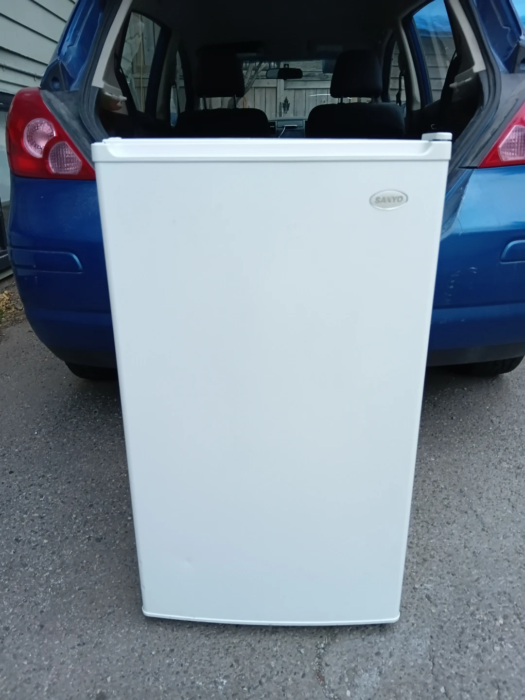 Sanyo Compact White Mini Fridge