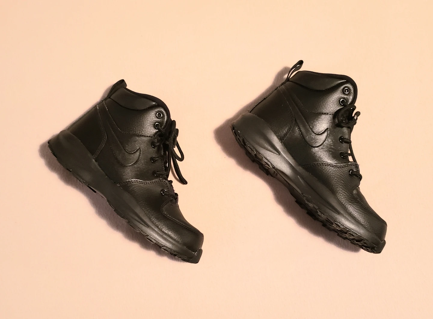 Brand New Kids Size 2.5Y Nike Black Mid-Top Sneakers $30 - photo 2