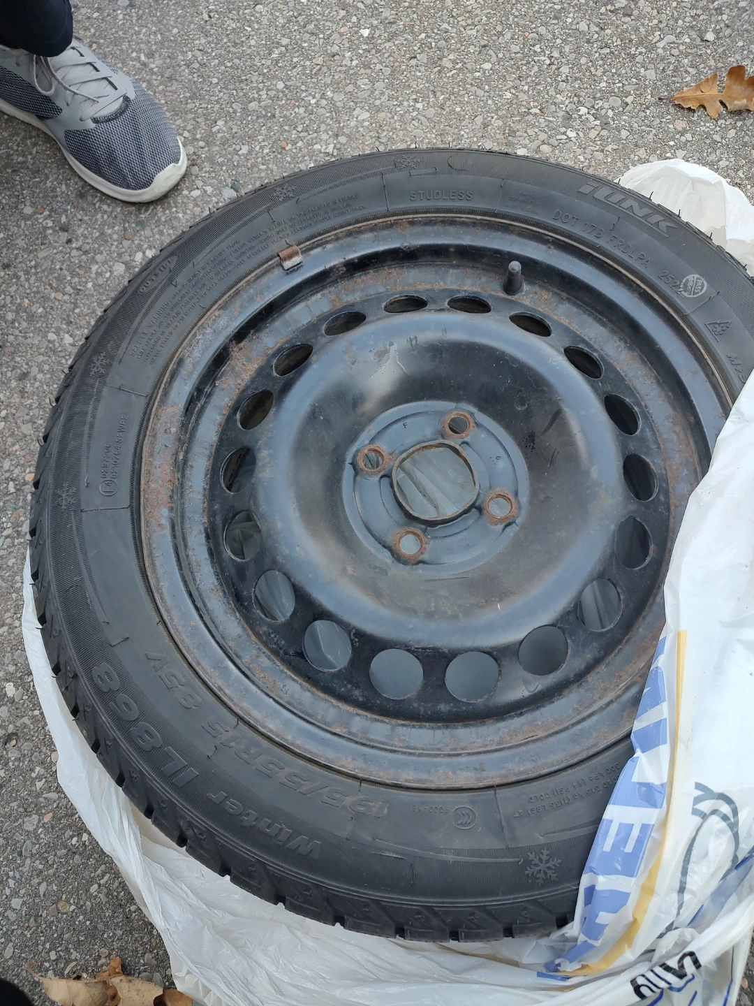 Winter IL868 Tire with rims 195/55R15