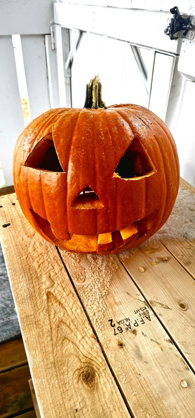 Hand-carved Halloween Jack-o'-lantern - photo 2