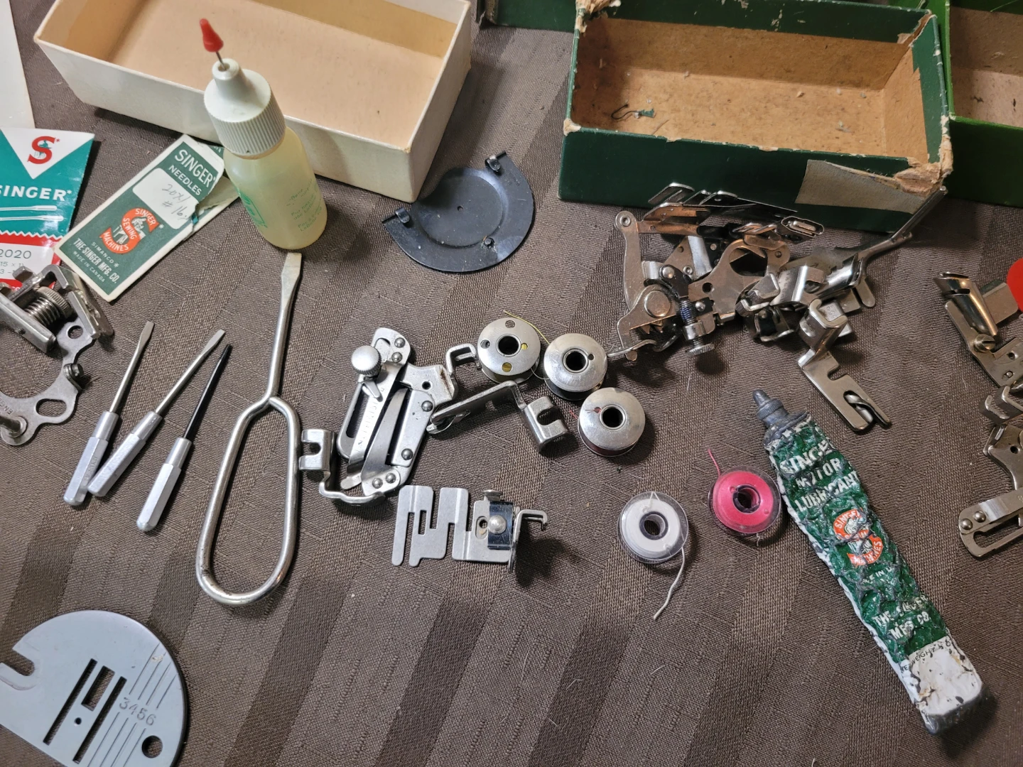 Singer 247 Sewing Machine with Sewing Accessory Kit - photo 5