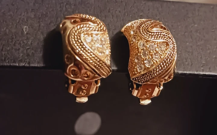 Gorgeous GRACE KELLY Gold Tone Rhinestone Clip-On Earrings