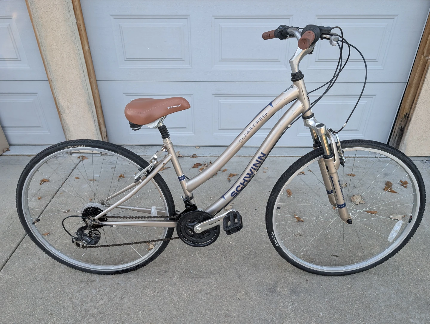 Schwinn Clear Creek Hybrid Bicycle 28"