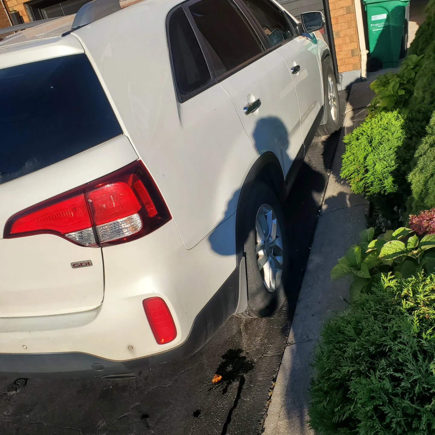White Kia Sorento SUV - photo 2