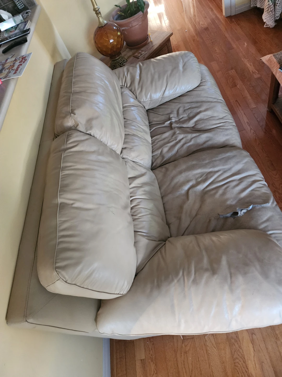 Free couch genuine leather with rips - photo 2