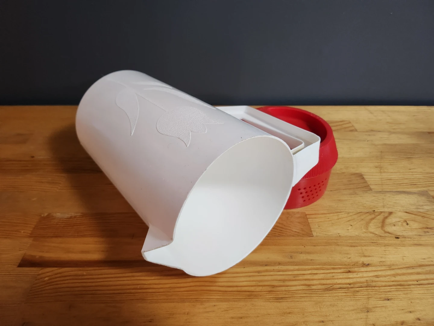 Tulip Pitcher with Red Lid Plastic - photo 2