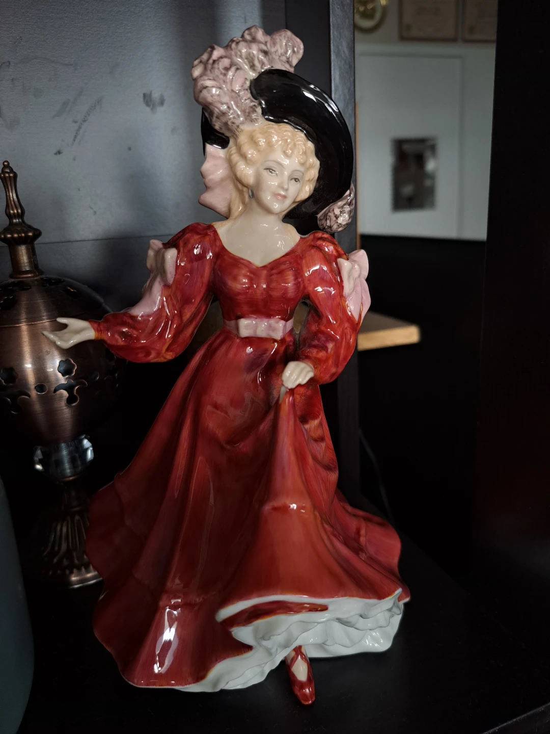 Royal Doulton Figure of the Year Patricia HN 3365 - photo 3