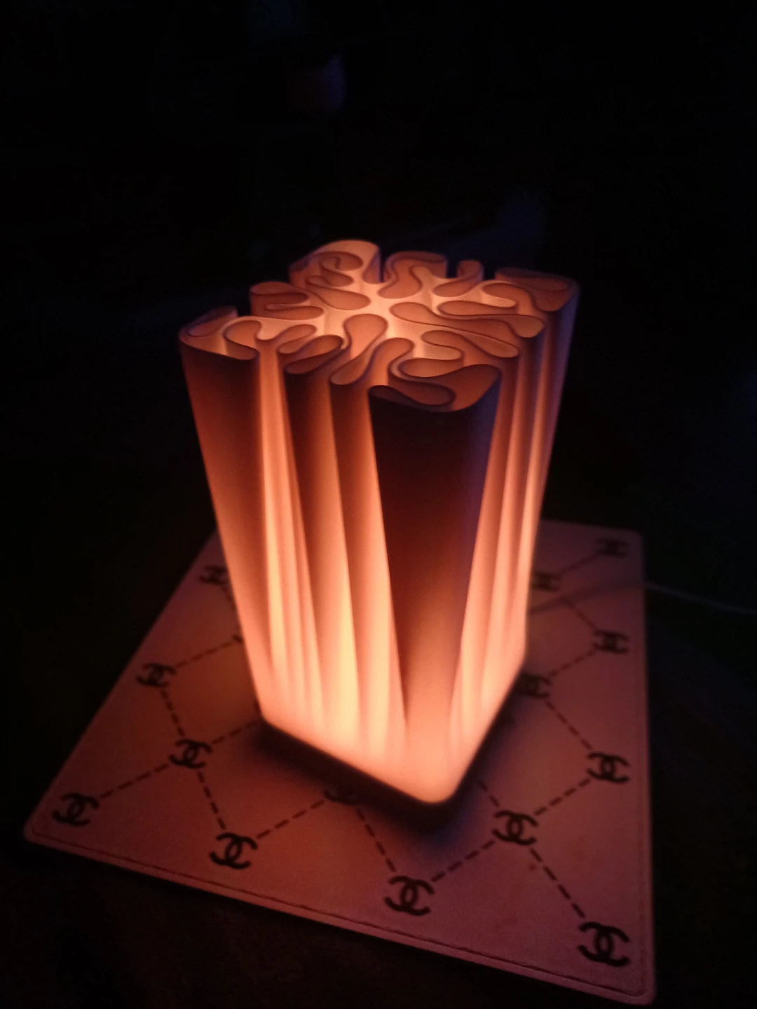 Modern sculpture accent lamp