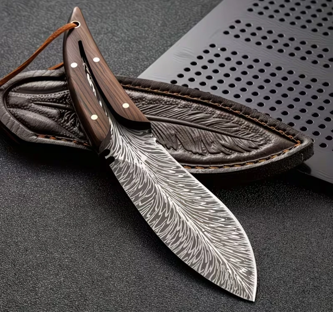Damascus pattern with leather sheath