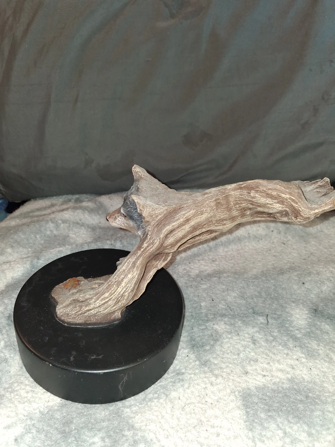 Wolf figurine on driftwood base - photo 3