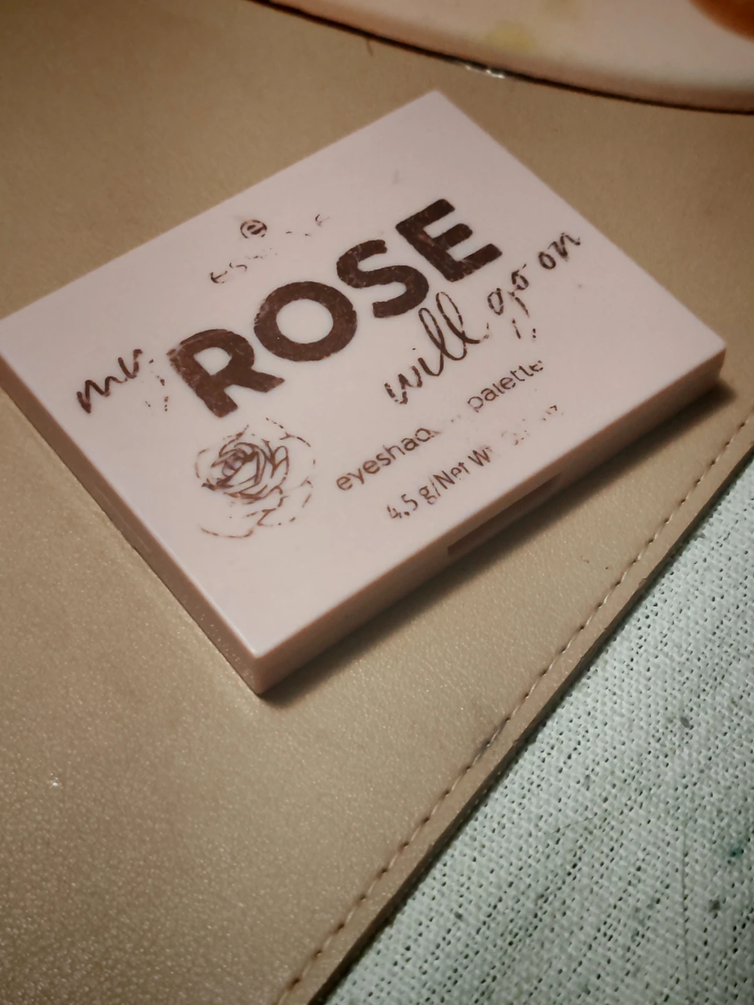 Essence My Rose Will Go On Eyeshadow Palette - photo 2