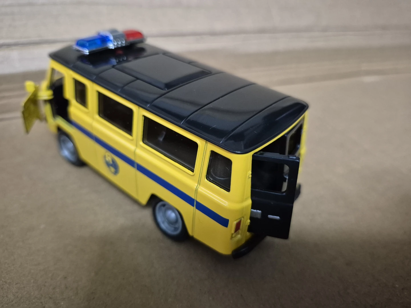 UAZ-452 Police Die-Cast Model Van - photo 4