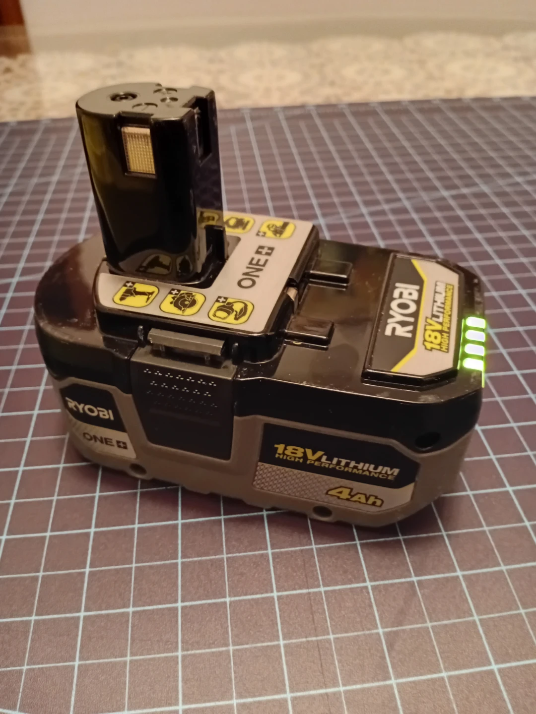 Ryobi ONE+ 18V Fast Charger and 1 battery - photo 3