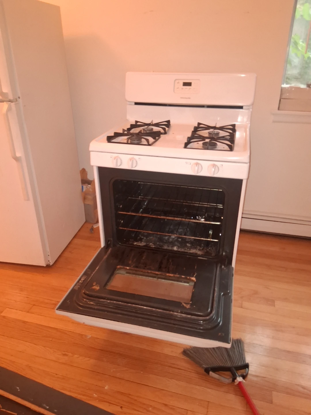Frigidaire White Gas Range and fridge hot point - photo 3