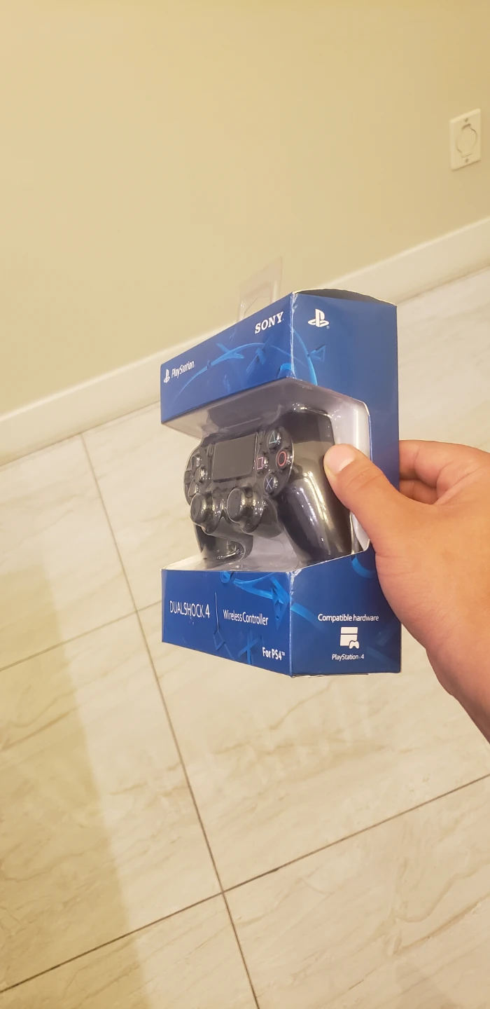 Brand new ps4 controller  and game's. - photo 2