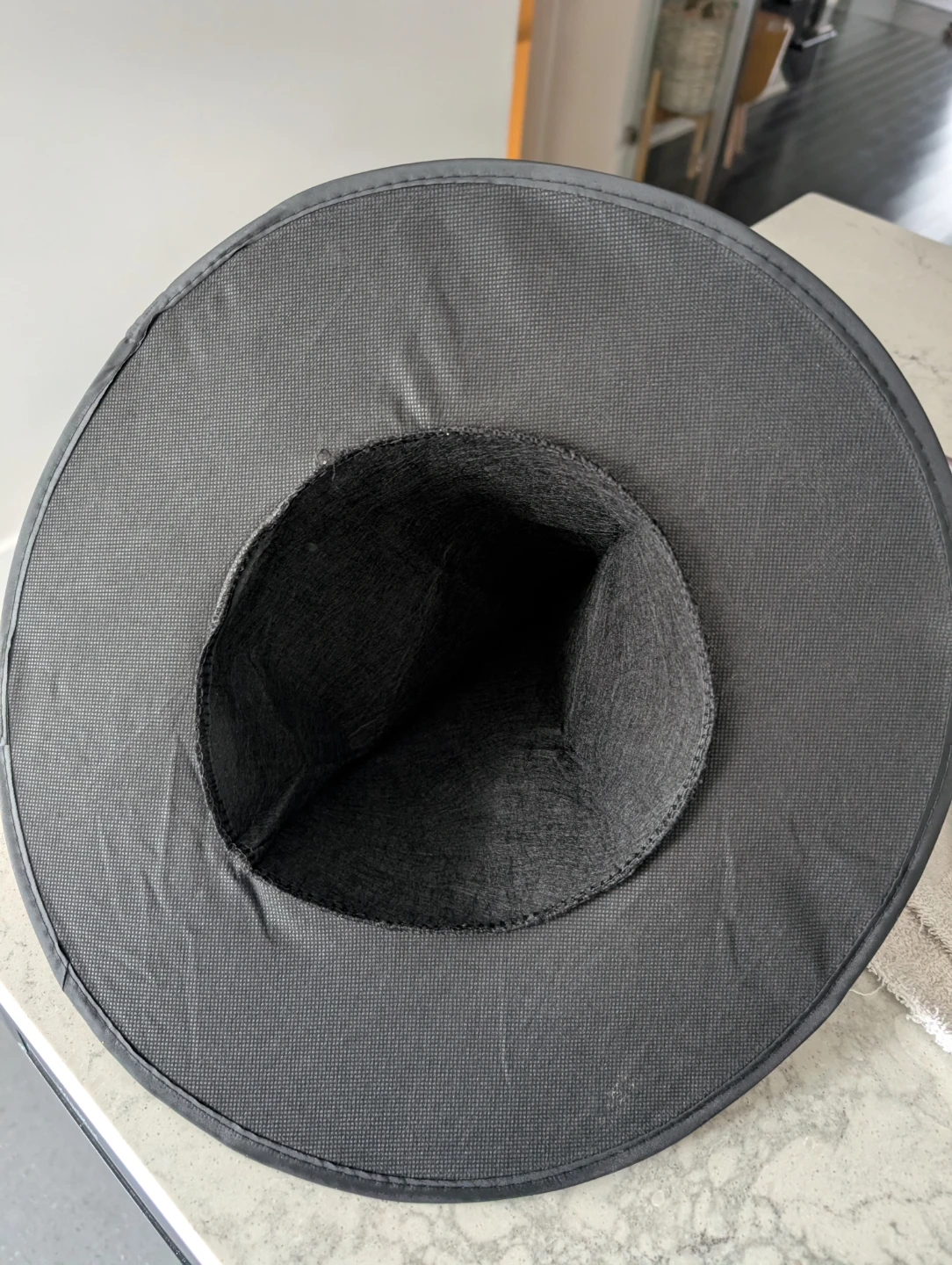Black velvet-style witch hat