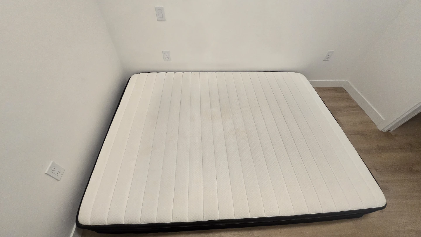 Free Queen mattress - photo 2