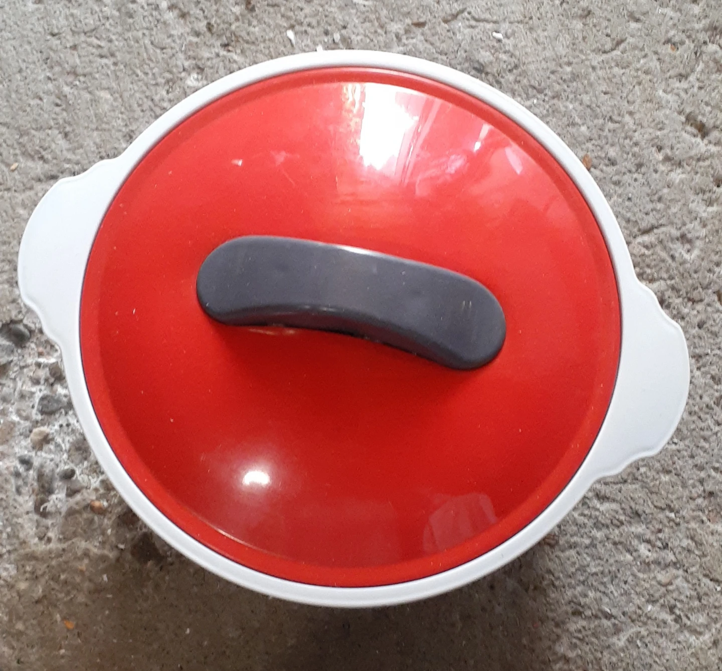 Insulated food serving dish