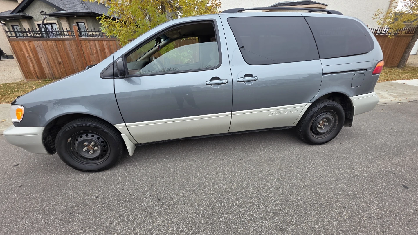 2000 Toyota Sienna LE – Low Kms!