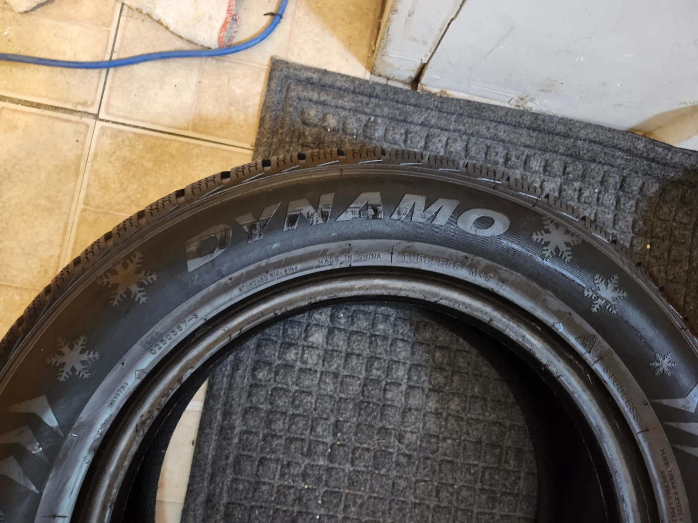 Dynamo Winter 701 Tire 225/60R16