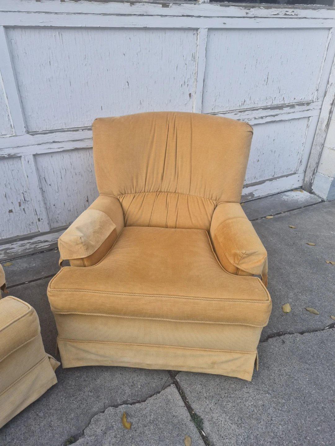 Two vintage yellow corduroy armchairs - photo 4