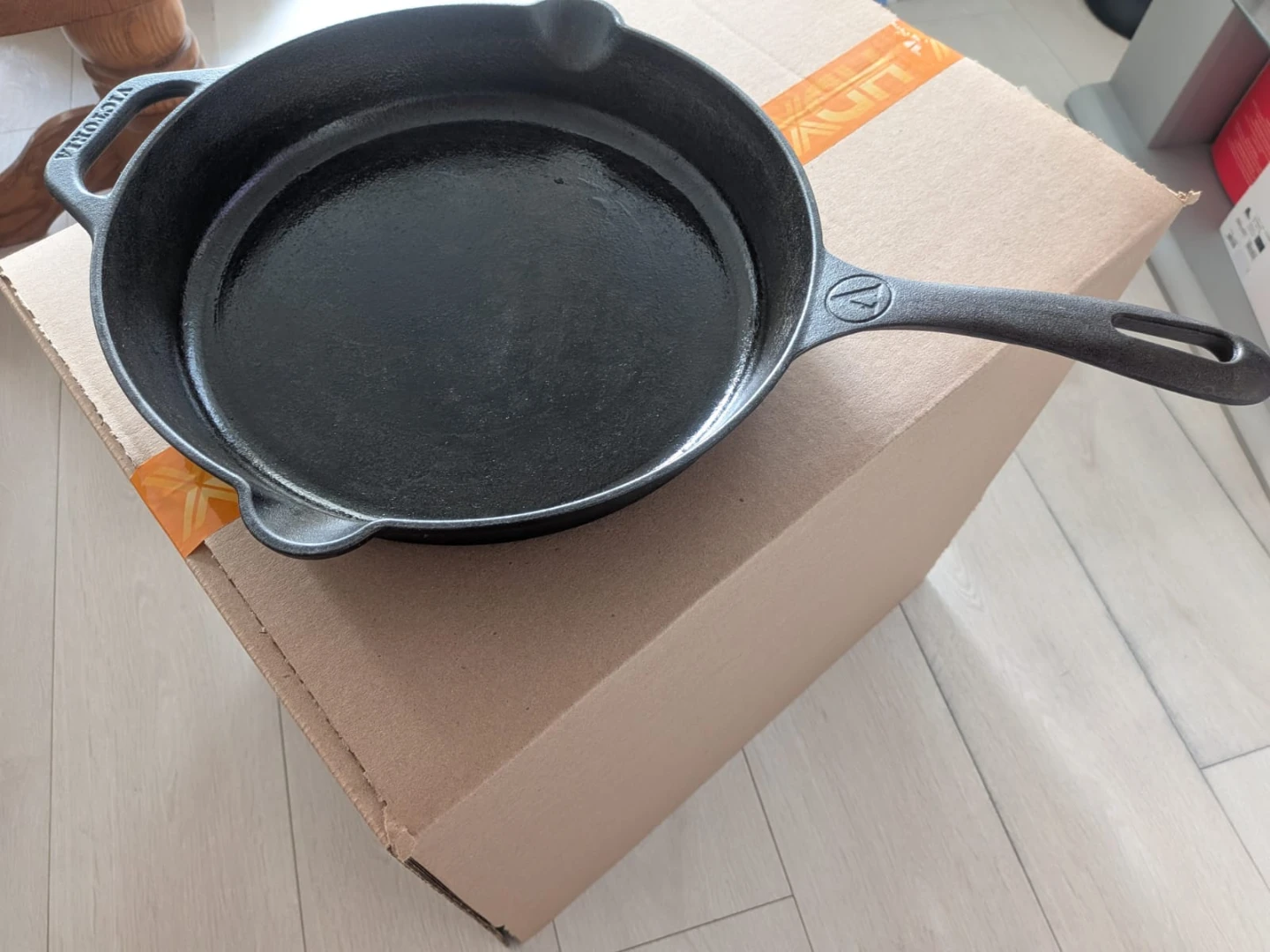 Move out sale: Victoria Cast Iron Skillet 12-inch - photo 3