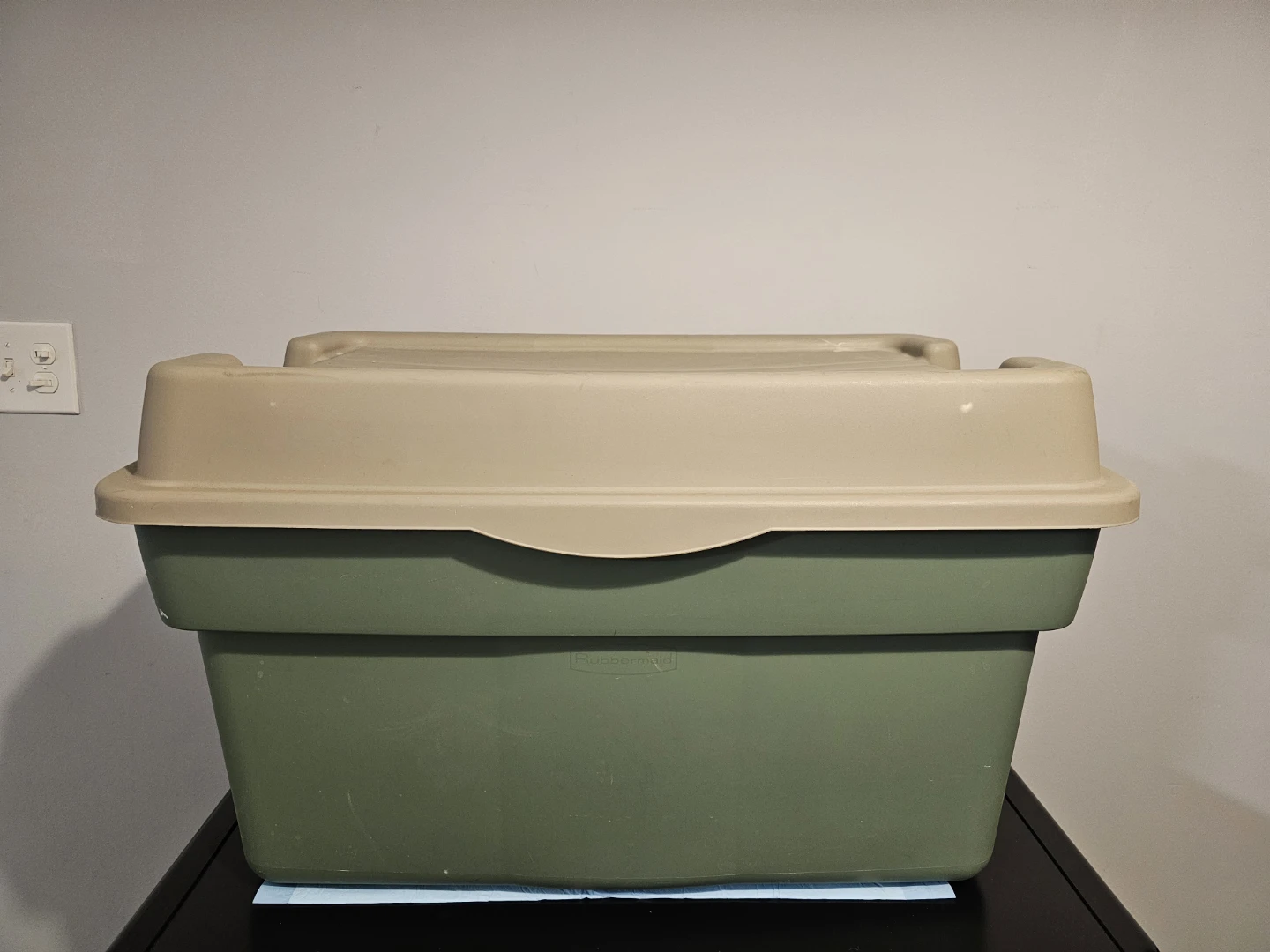 RUBBERMAID Hinged Top Tote