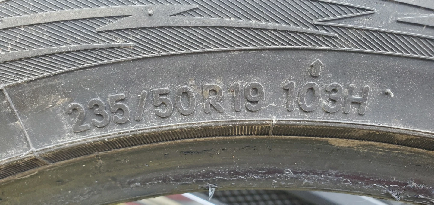 Toyo Observe GSi-6 LS 235/50R19 Winter Tires