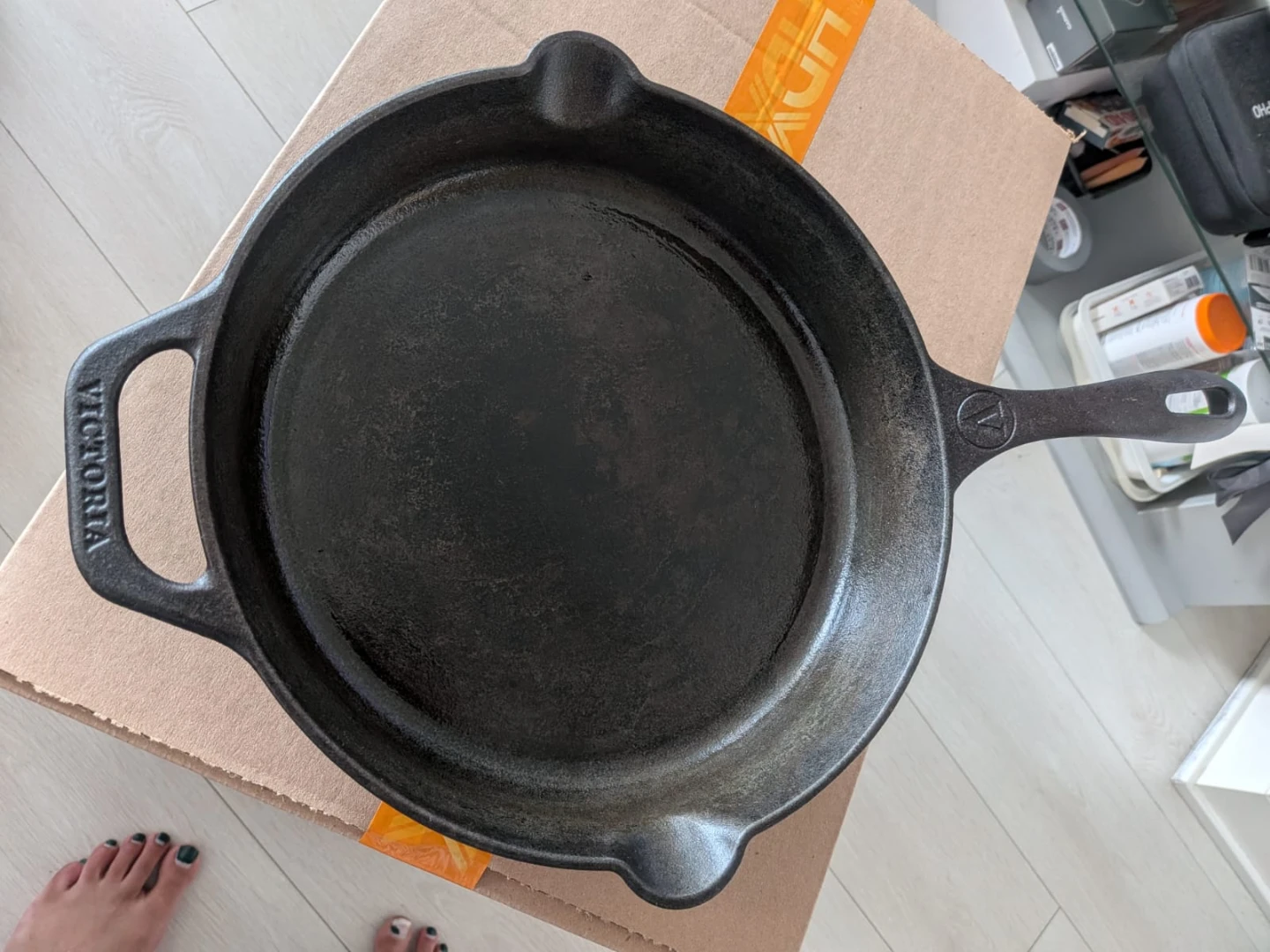 Move out sale: Victoria Cast Iron Skillet 12-inch - photo 2