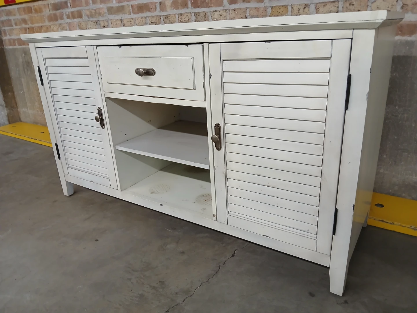 White wooden storage console Louvered Credenza - photo 3
