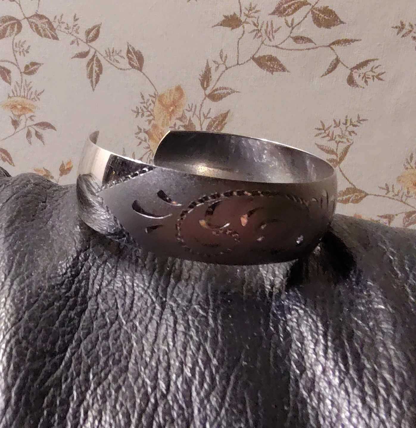Silver-toned floral cuff bracelet - photo 2