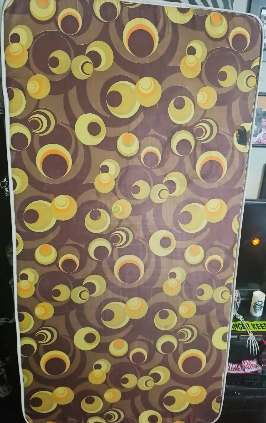 Retro patterned twin mattress