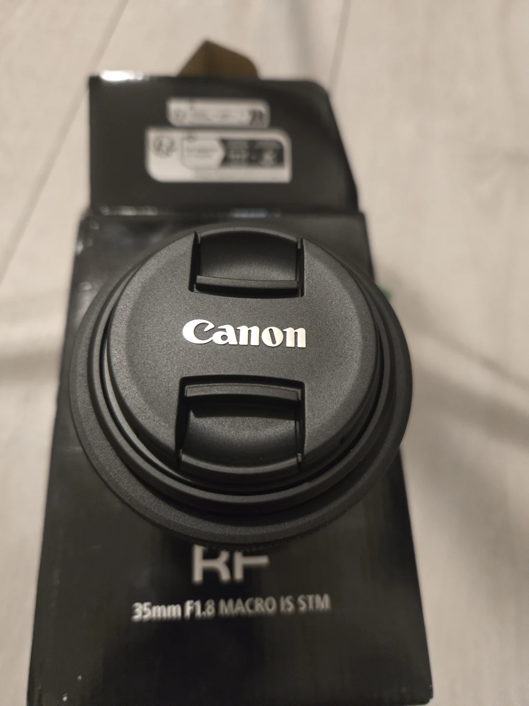 Canon RF 35mm F1.8 Macro IS STM Lens - photo 2