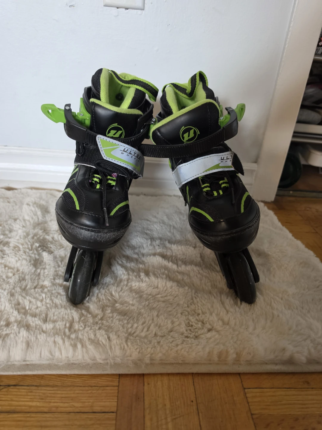 2 pairs of inline skates with protective gear, ages 6 and 8. - photo 3