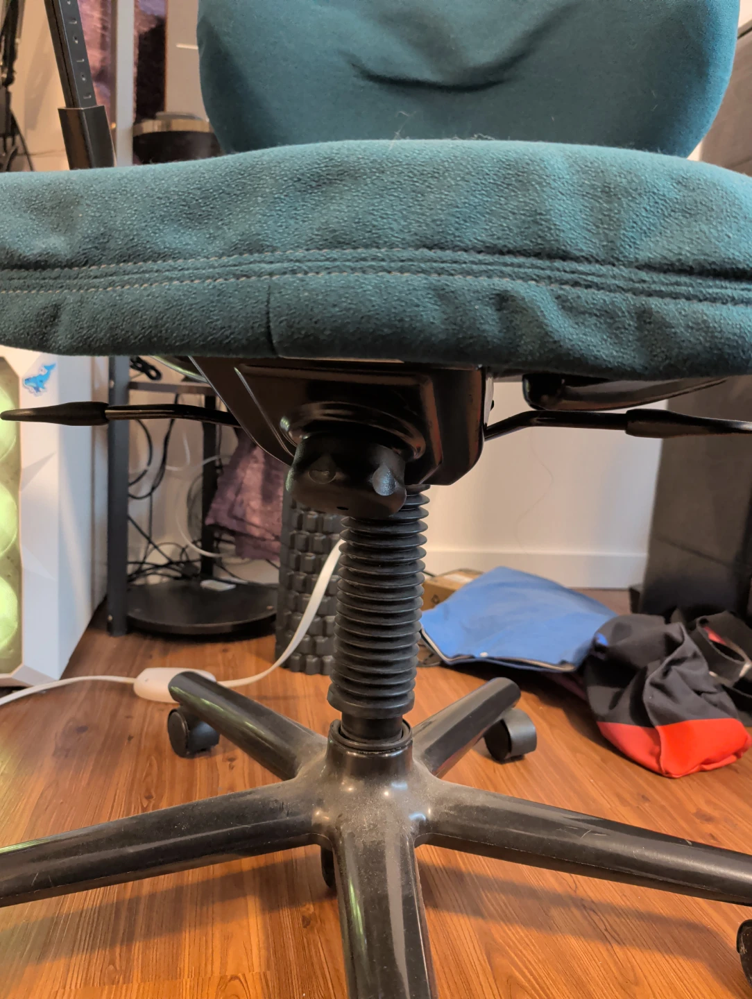 Older office desk chair - photo 3