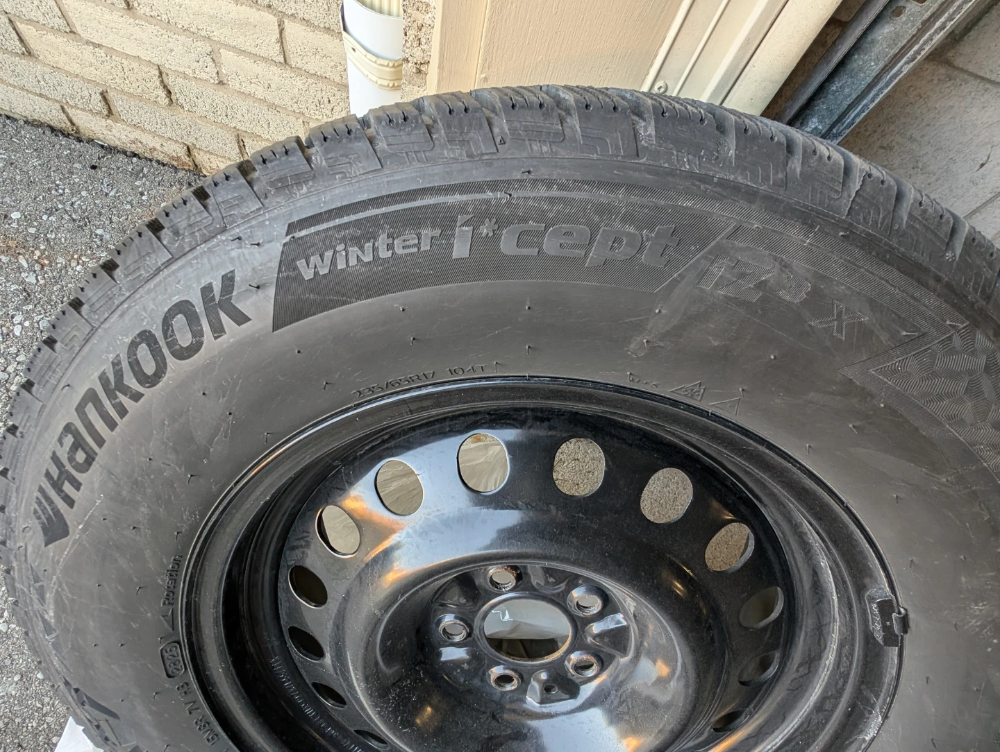 Hankook Winter i*cept IZ3 X Tire 235/65R17 104T - photo 3