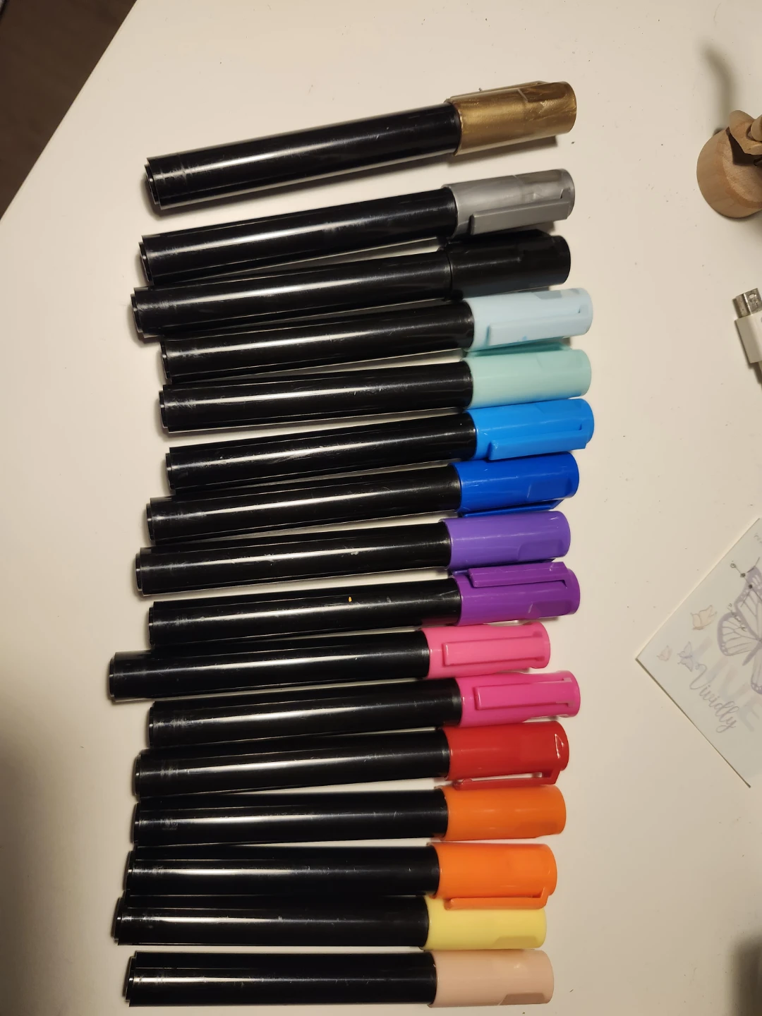 Set of 16 Colorful Markers with Pouch