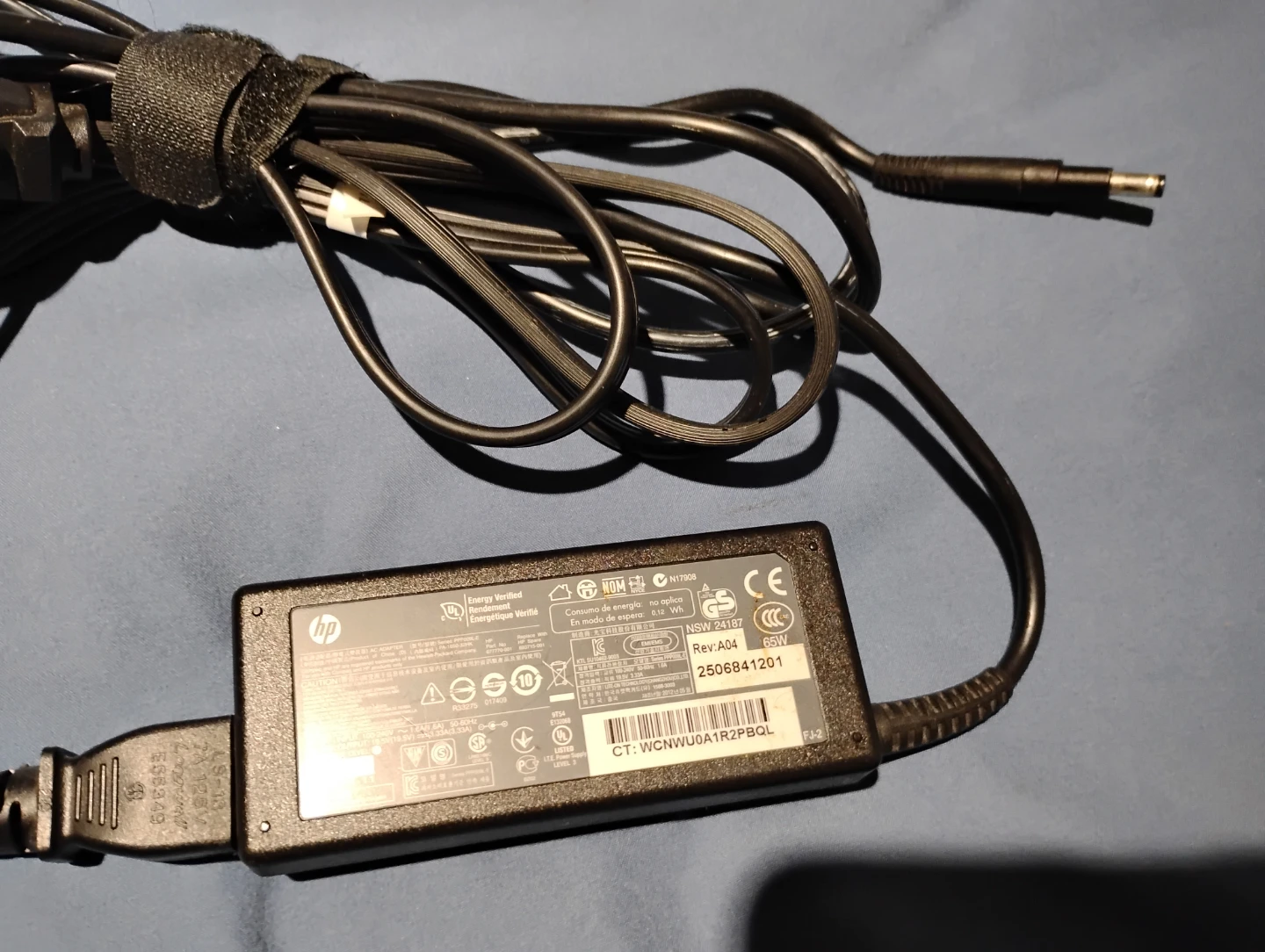 Insignia 90W Universal Laptop Charger - photo 4
