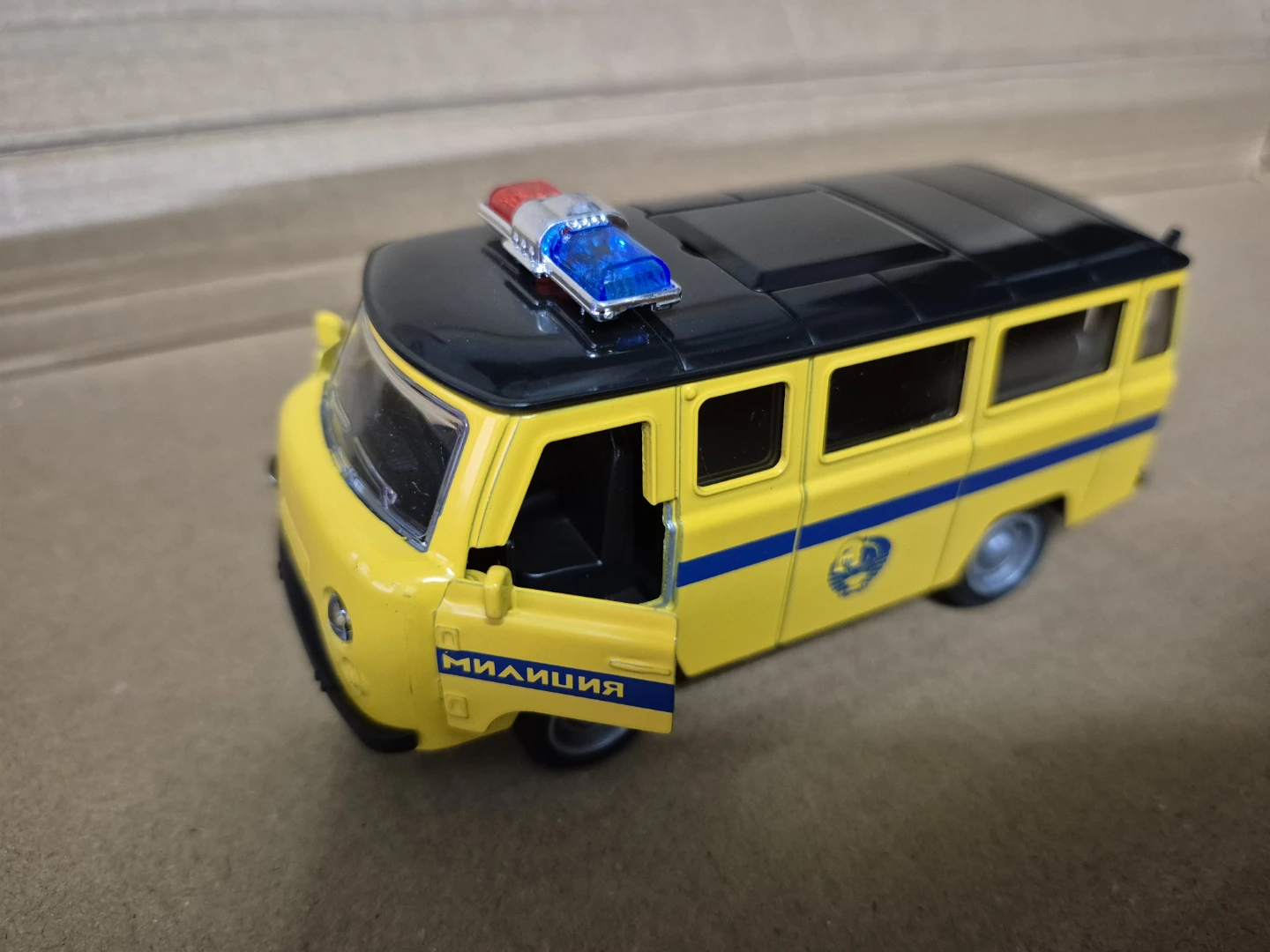 UAZ-452 Police Die-Cast Model Van - photo 2