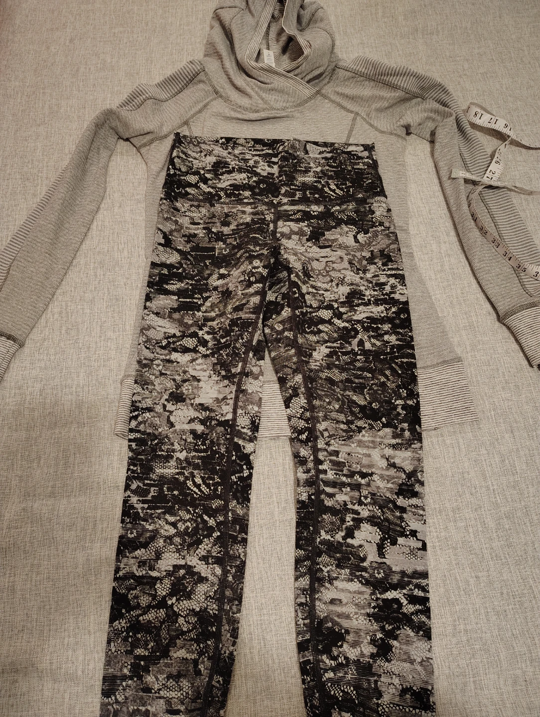 Lululemon hoodie + leggings in size 6 🖤 - photo 4