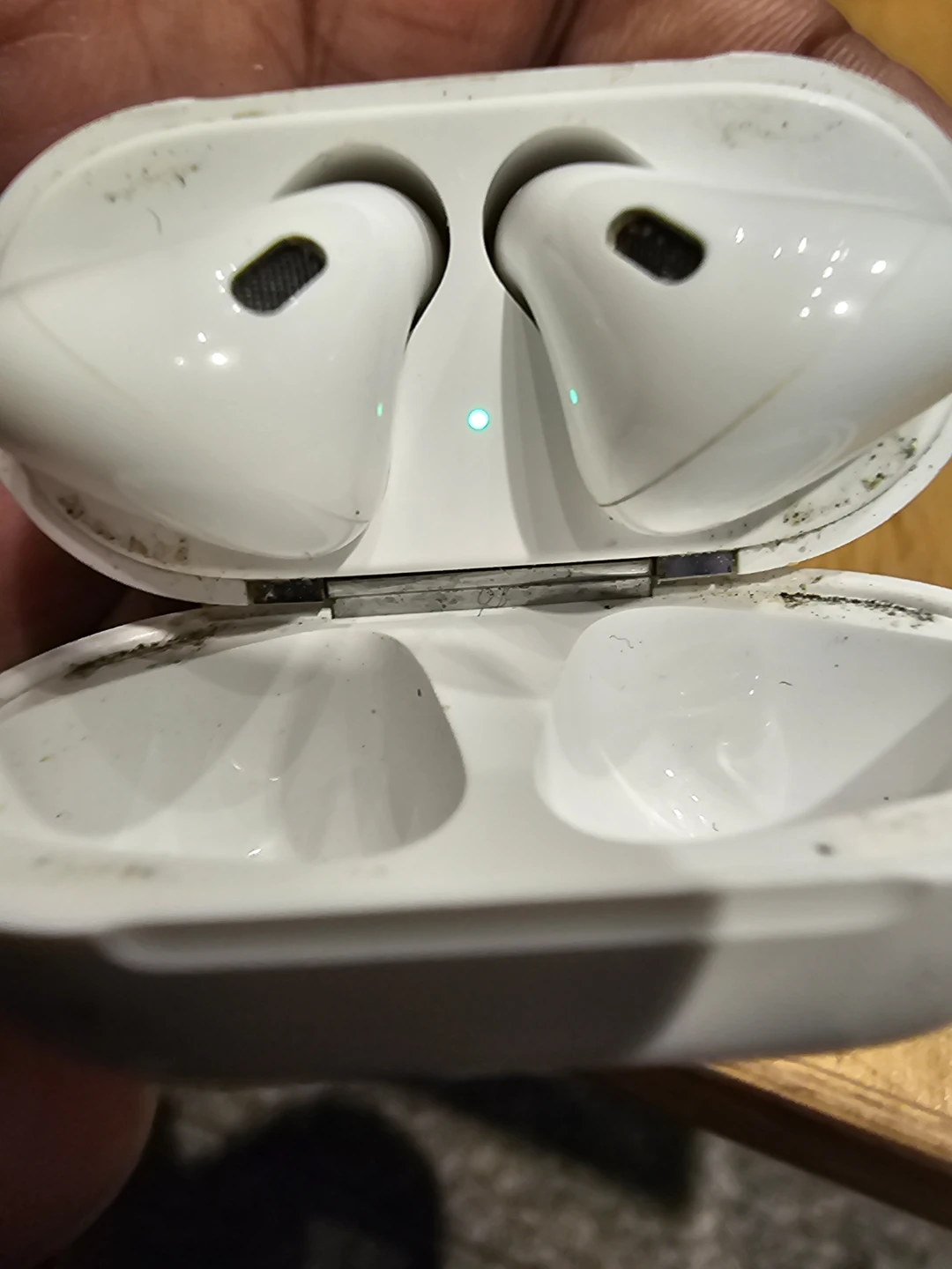 Apple AirPods Wireless Earbuds - photo 3