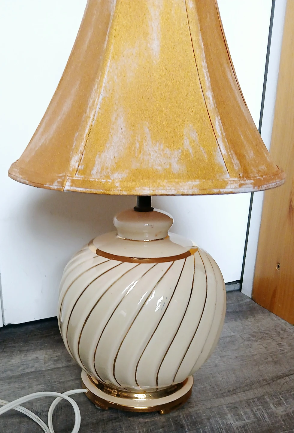 Vintafe Cream and gold ceramic table lamp