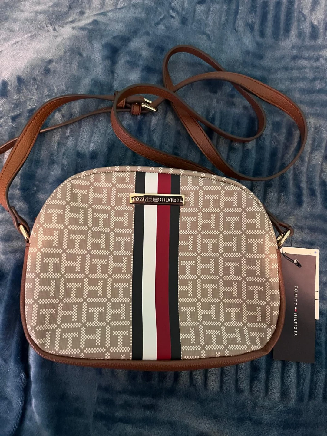 Selection of Tommy Hilfiger and Guess Bags - photo 5