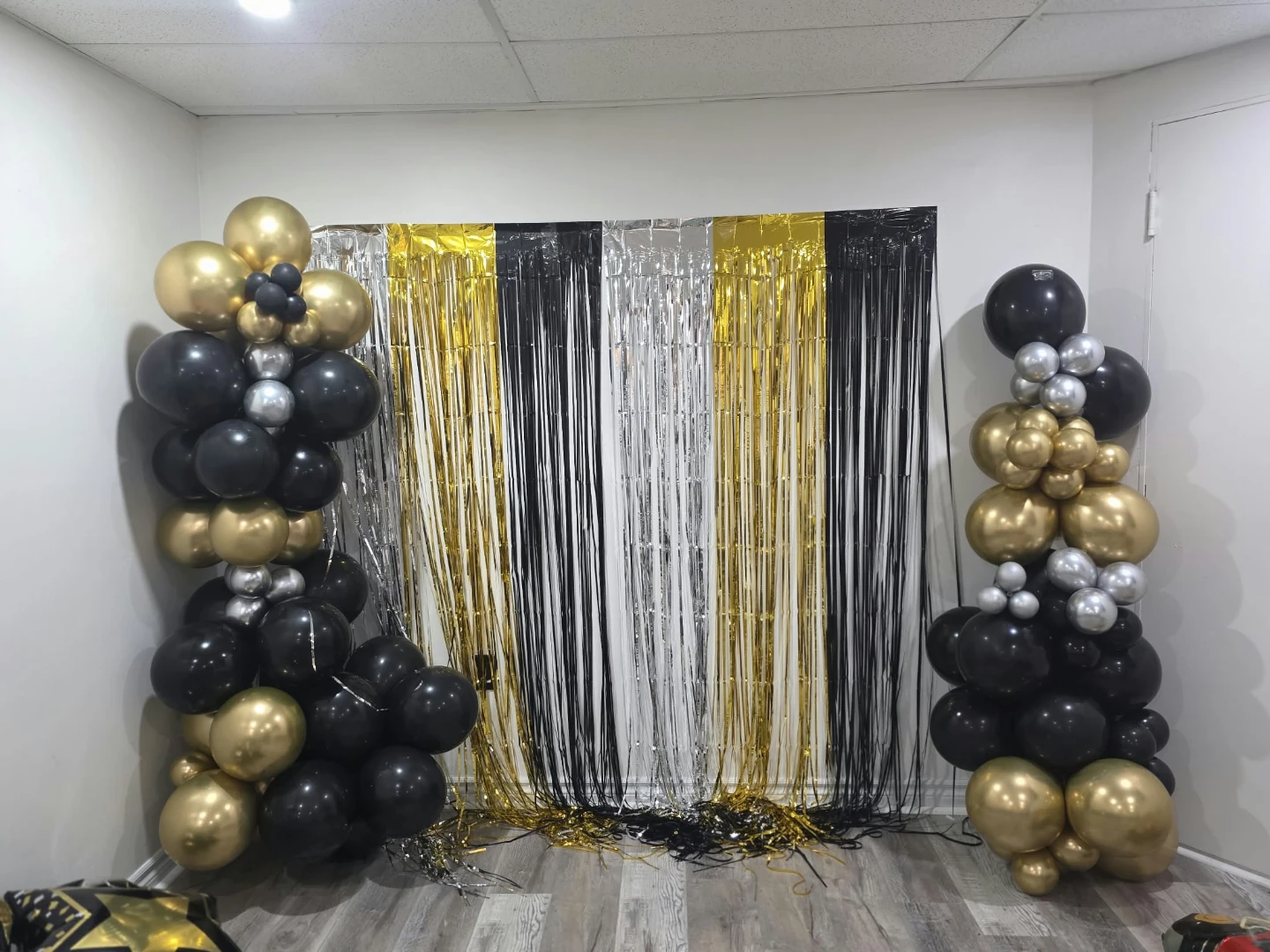 Party Balloon Decoration Set with Tinsel Backdrops