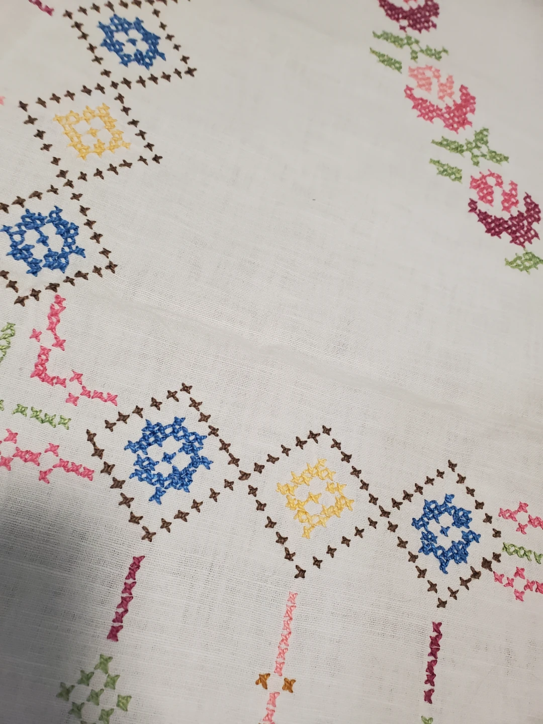 Vintage white cotton tablecloth hand-embroidered 39.5"x51.5" - photo 4