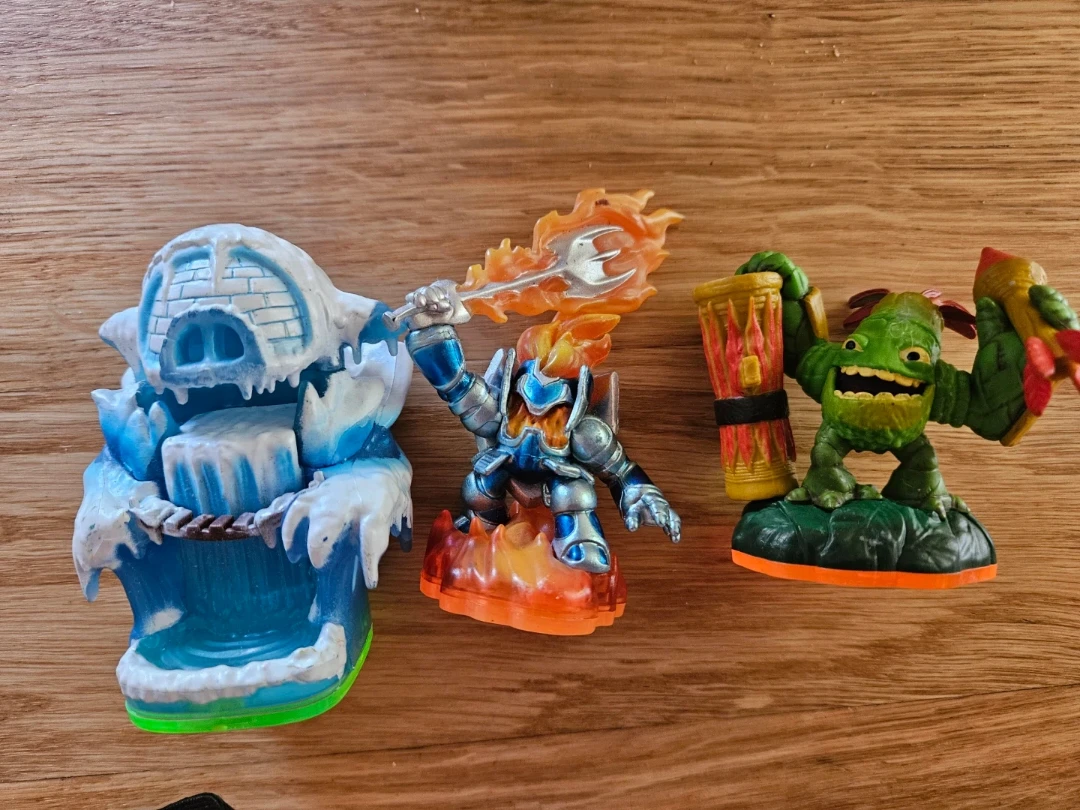 3 Skylanders figures lot