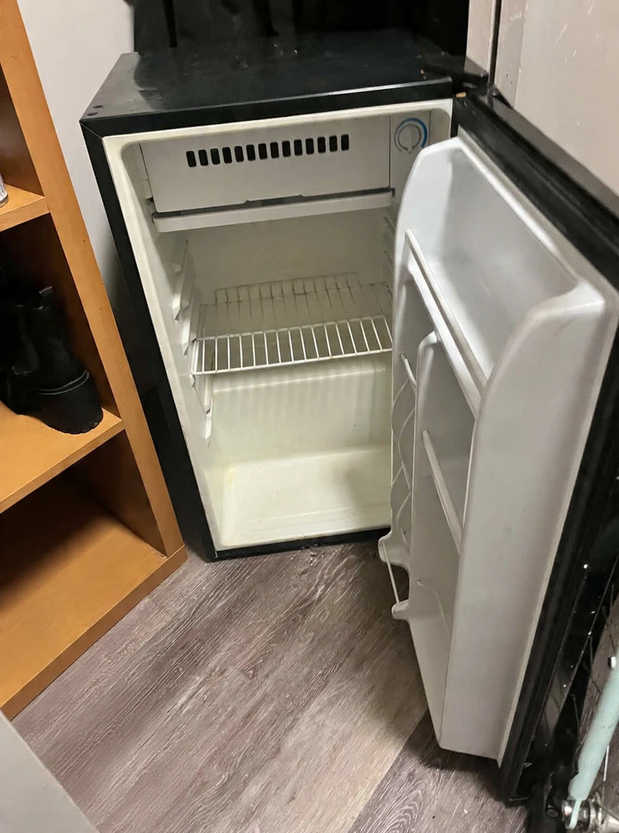 Molson Canadian Mini Fridge (Large) — Works Great - photo 3