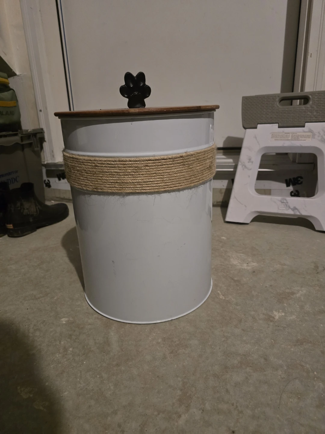 Pet food/toy bin
